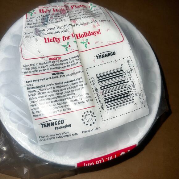 Vintage 90s Hefty Holiday holly and berries christmas round 7" foam plates NEW - Picture 2 of 4